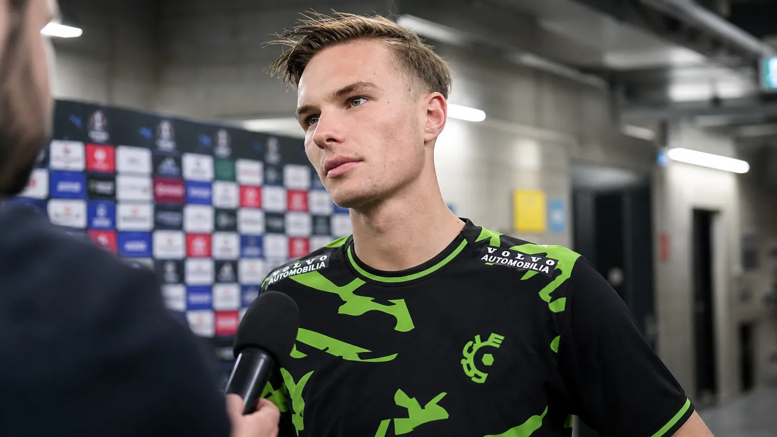 Christiaan Ravych spreekt na de wedstrijd in de mixed zone.