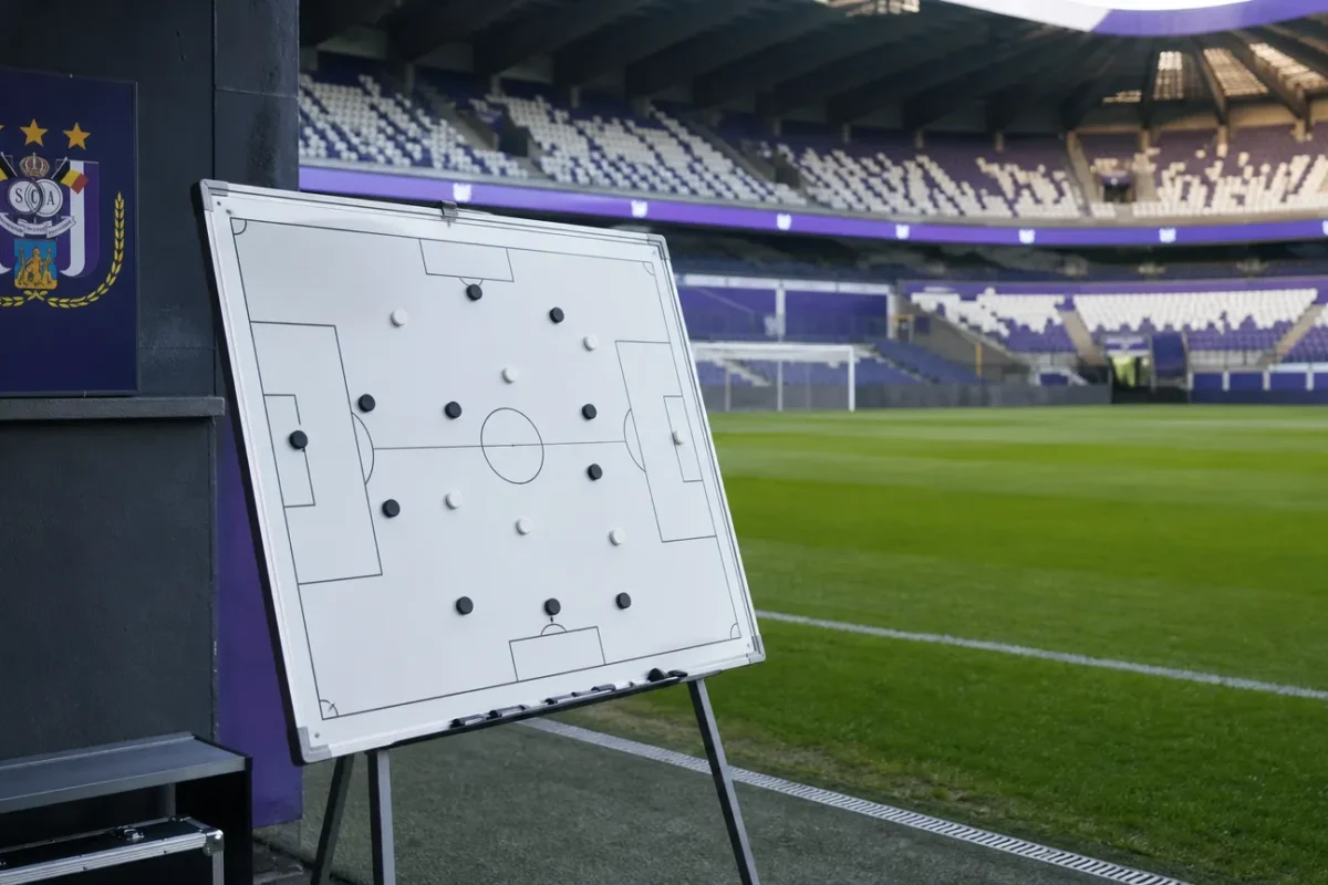 Tactisch bord in een leeg stadion met een discreet RSC Anderlecht-clubanker