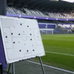 Tactisch bord in een leeg stadion met een discreet RSC Anderlecht-clubanker