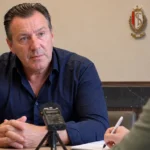 Marc Wilmots tijdens een interview in een ruimte van Standard Luik.