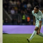 Guilherme Smith van Union in actie tijdens een wedstrijd in een lichtblauw tenue.