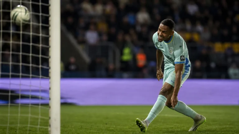 Guilherme Smith van Union in actie tijdens een wedstrijd in een lichtblauw tenue.