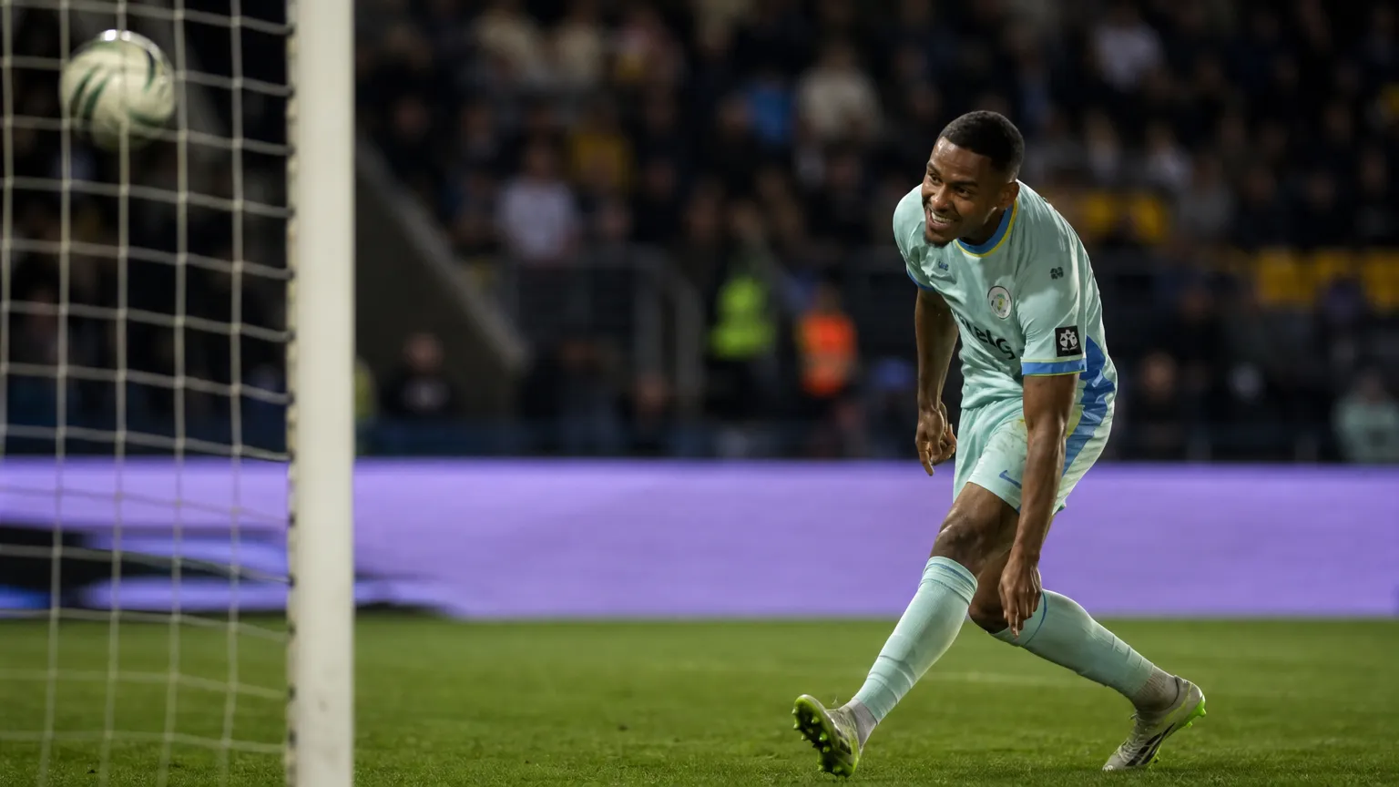 Guilherme Smith van Union in actie tijdens een wedstrijd in een lichtblauw tenue.
