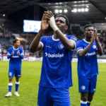 KAA Gent-spelers applaudisseren na afloop op het veld voor het thuispubliek.