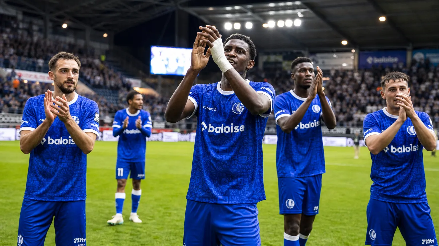 KAA Gent-spelers applaudisseren na afloop op het veld voor het thuispubliek.