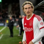 Mika Godts van Ajax stapt het veld op als invaller tijdens een Eredivisie-wedstrijd.