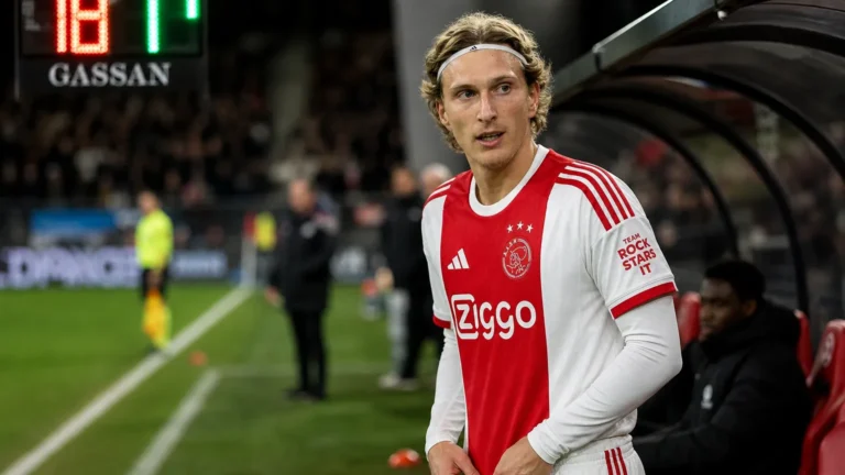 Mika Godts van Ajax stapt het veld op als invaller tijdens een Eredivisie-wedstrijd.