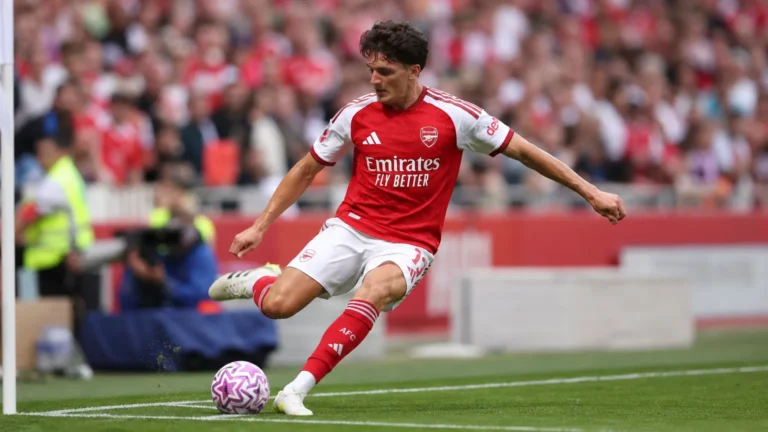 Een Arsenal-speler in rood-wit tenue in actie tijdens een wedstrijd.