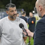Issame Charaï tijdens een rustig interview naast het voetbalveld.