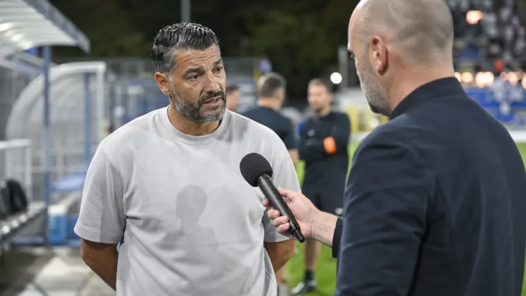 Issame Charaï tijdens een rustig interview naast het voetbalveld.