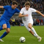 Twee voetballers duelleren op het middenveld tijdens een wedstrijd in een gevuld stadion.