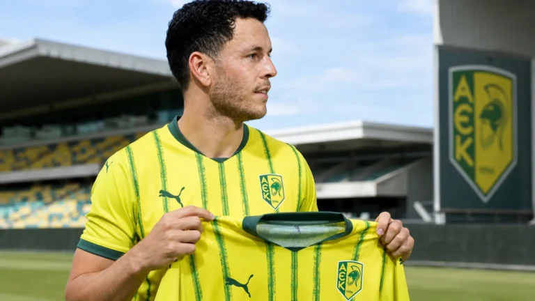 Kerim Mrabti poseert met het shirt van AEK Larnaca tijdens zijn officiële voorstelling.