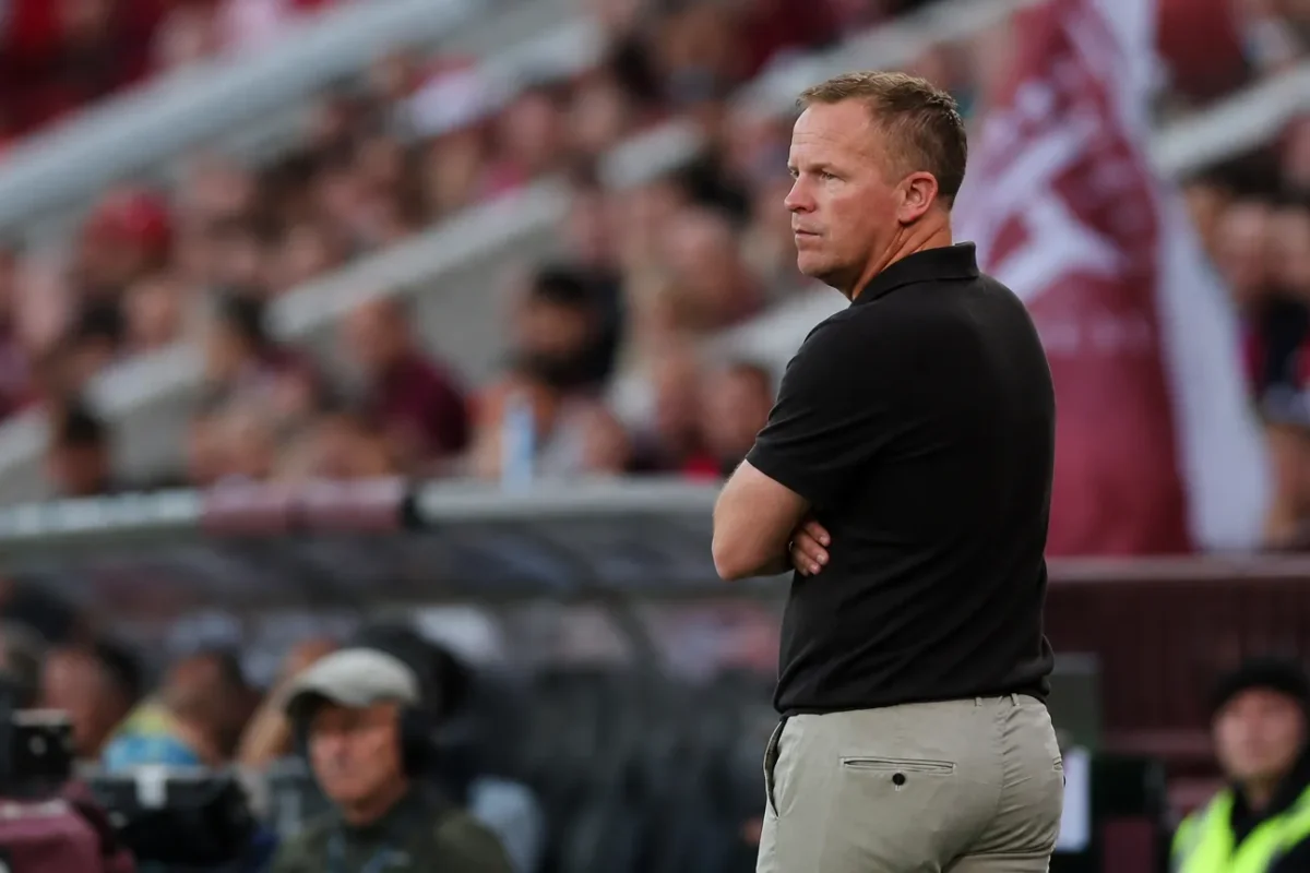 Wouter Vrancken langs de zijlijn tijdens een wedstrijd van Hearts.