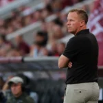 Wouter Vrancken langs de zijlijn tijdens een wedstrijd van Hearts.