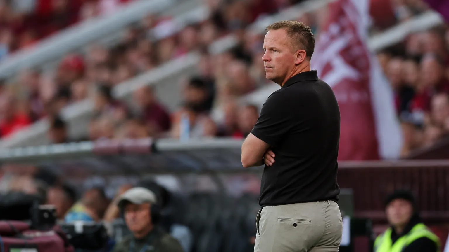 Wouter Vrancken langs de zijlijn tijdens een wedstrijd van Hearts.