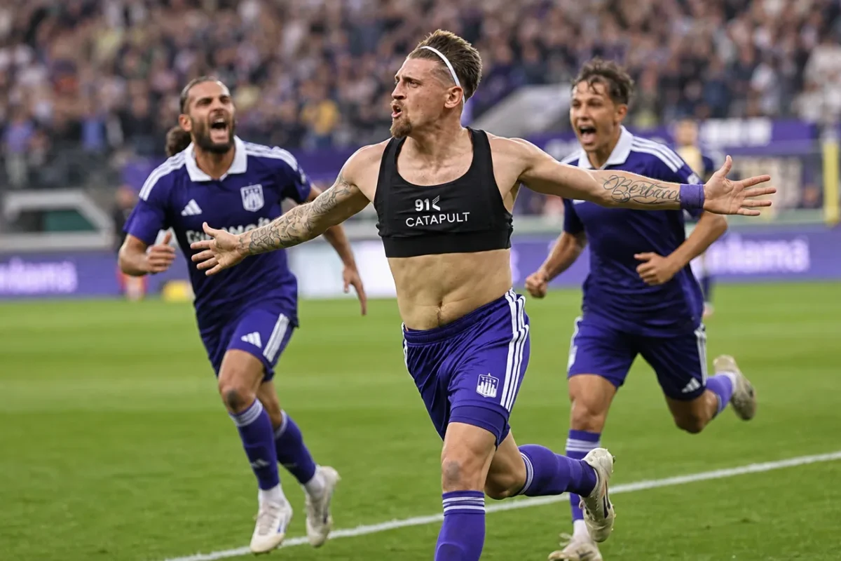 Adriano Bertaccini viert op het veld na een late treffer.