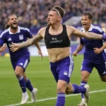 Adriano Bertaccini viert op het veld na een late treffer.