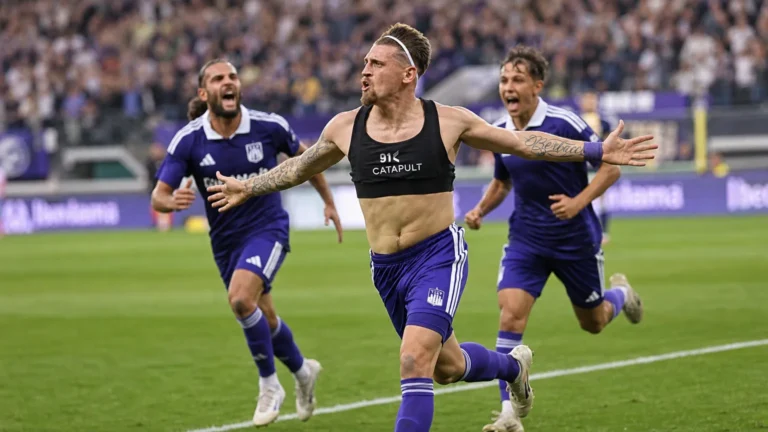 Adriano Bertaccini viert op het veld na een late treffer.