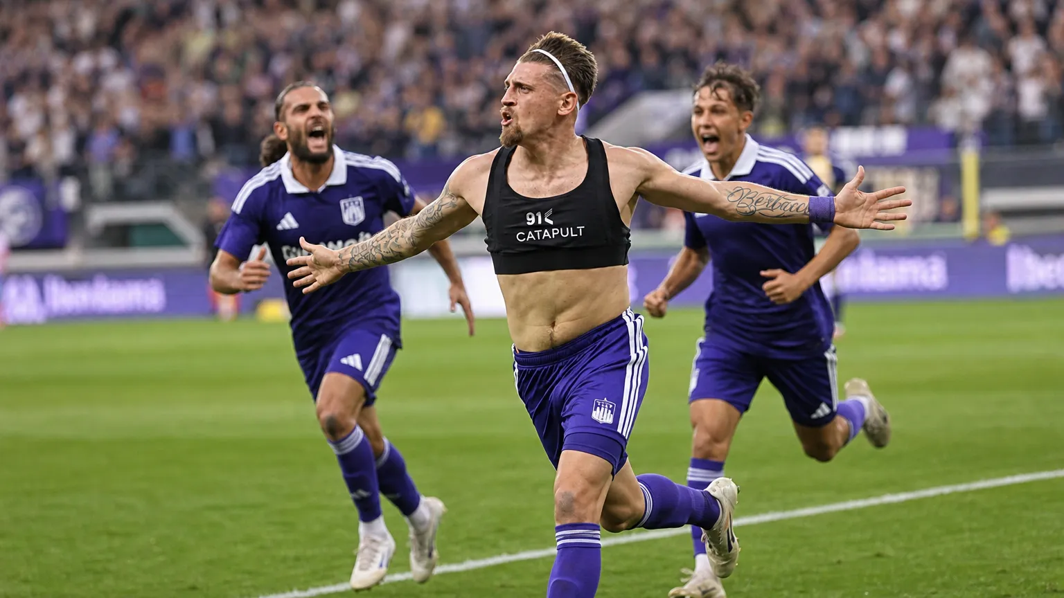 Adriano Bertaccini viert op het veld na een late treffer.