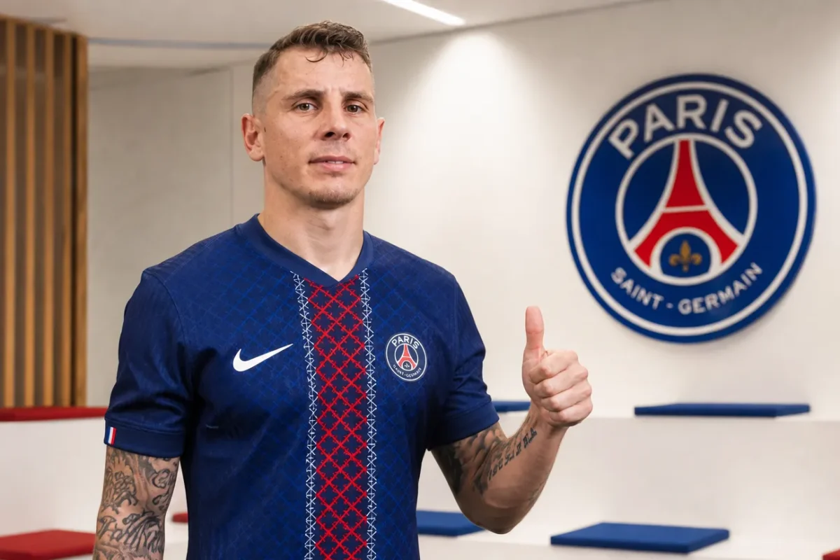 Lucas Digne poseert in het tenue van Paris Saint-Germain voor clubmedia.