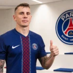 Lucas Digne poseert in het tenue van Paris Saint-Germain voor clubmedia.
