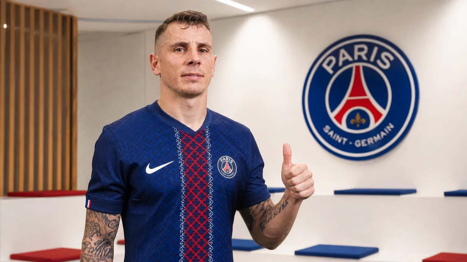 Lucas Digne poseert in het tenue van Paris Saint-Germain voor clubmedia.