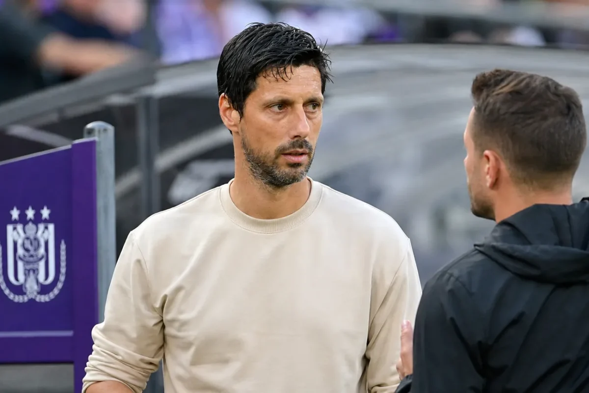 Vitor Bruno staat na de wedstrijd geconcentreerd in de technische zone van Anderlecht.