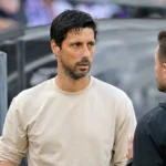 Vitor Bruno staat na de wedstrijd geconcentreerd in de technische zone van Anderlecht.