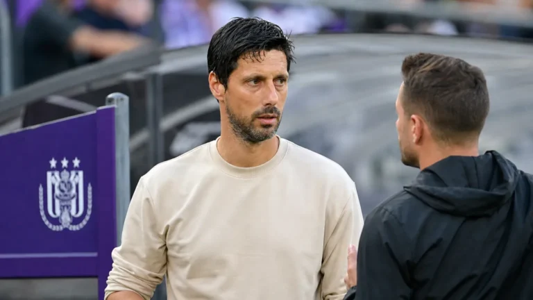 Vitor Bruno staat na de wedstrijd geconcentreerd in de technische zone van Anderlecht.