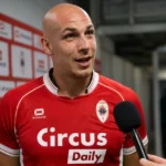Michael Frey spreekt na de wedstrijd in een rode spelersuitrusting.