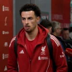 De mixed zone bij Anfield met Liverpool-signalisatie en journalisten.