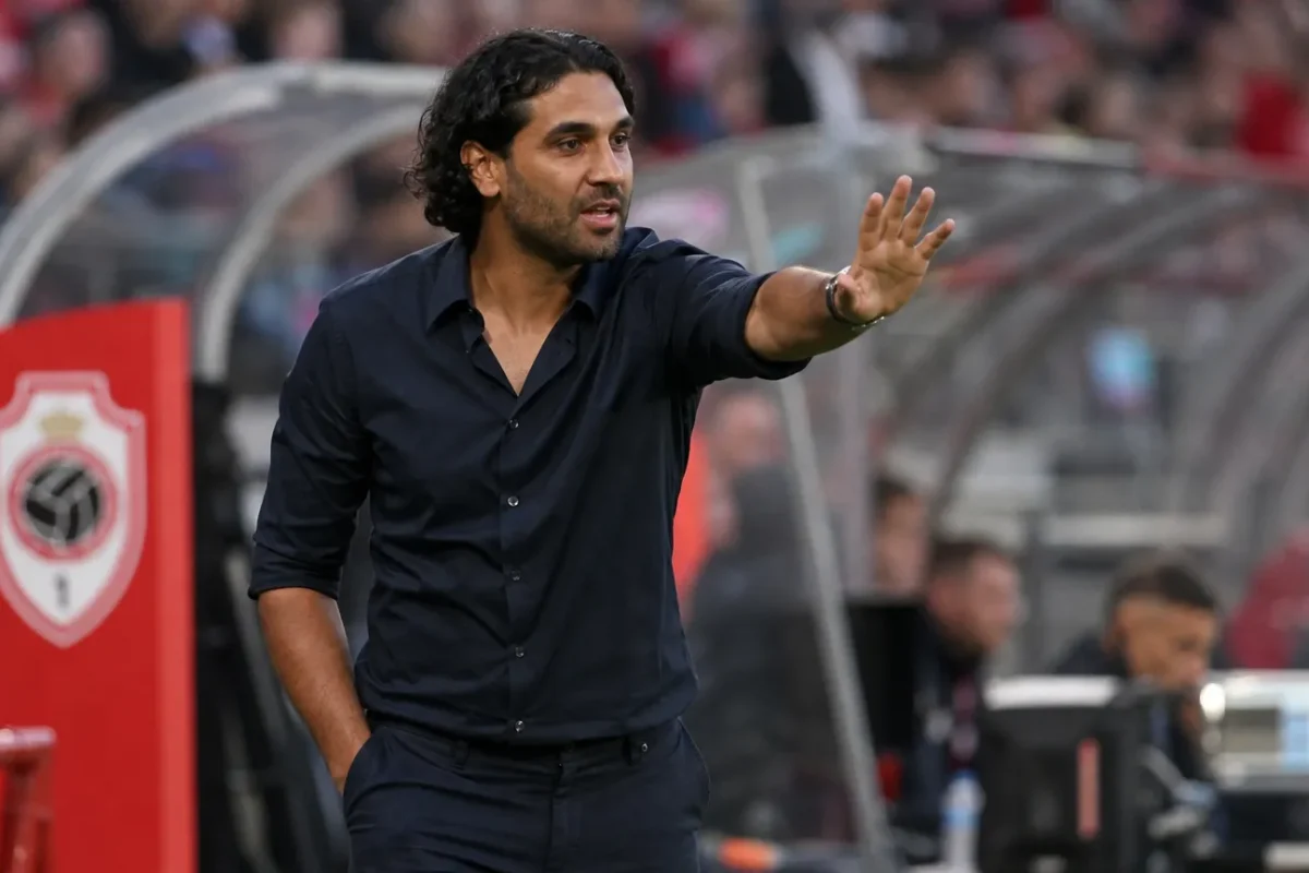 Marvin Compper coacht langs de zijlijn van Royal Antwerp FC.