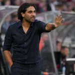 Marvin Compper coacht langs de zijlijn van Royal Antwerp FC.