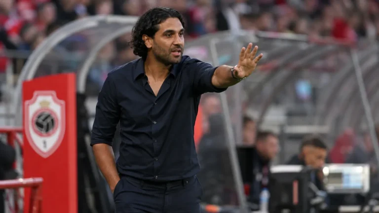 Marvin Compper coacht langs de zijlijn van Royal Antwerp FC.