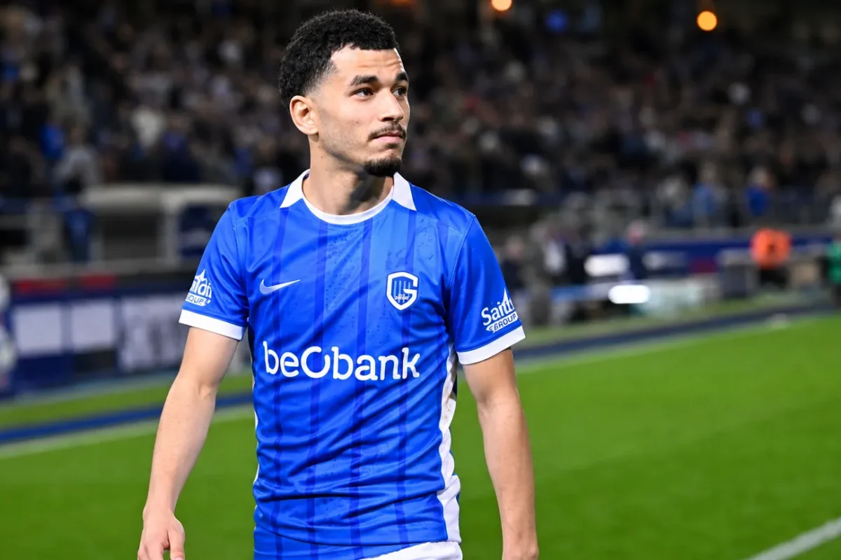 Zakaria El Ouahdi van KRC Genk loopt na een wedstrijd langs de zijlijn.