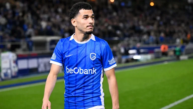 Zakaria El Ouahdi van KRC Genk loopt na een wedstrijd langs de zijlijn.