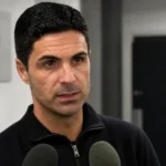 Mikel Arteta spreekt in de mediazone van Arsenal na een wedstrijd.