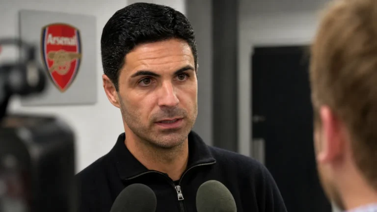 Mikel Arteta spreekt in de mediazone van Arsenal na een wedstrijd.