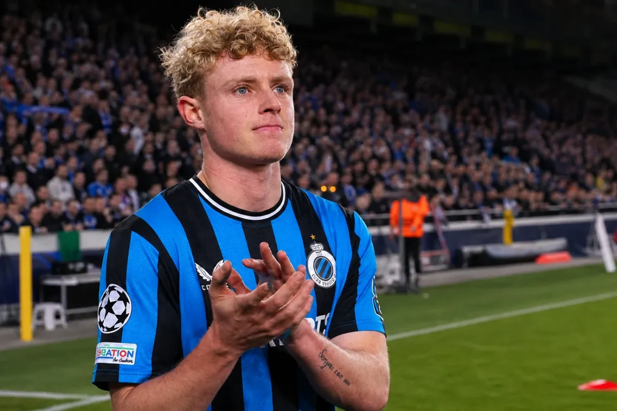 Joaquin Seys van Club Brugge applaudisseert naast het veld.
