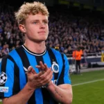 Joaquin Seys van Club Brugge applaudisseert naast het veld.