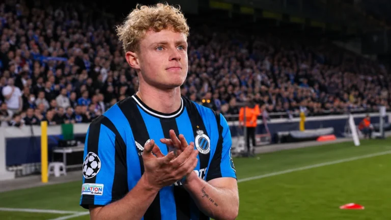 Joaquin Seys van Club Brugge applaudisseert naast het veld.