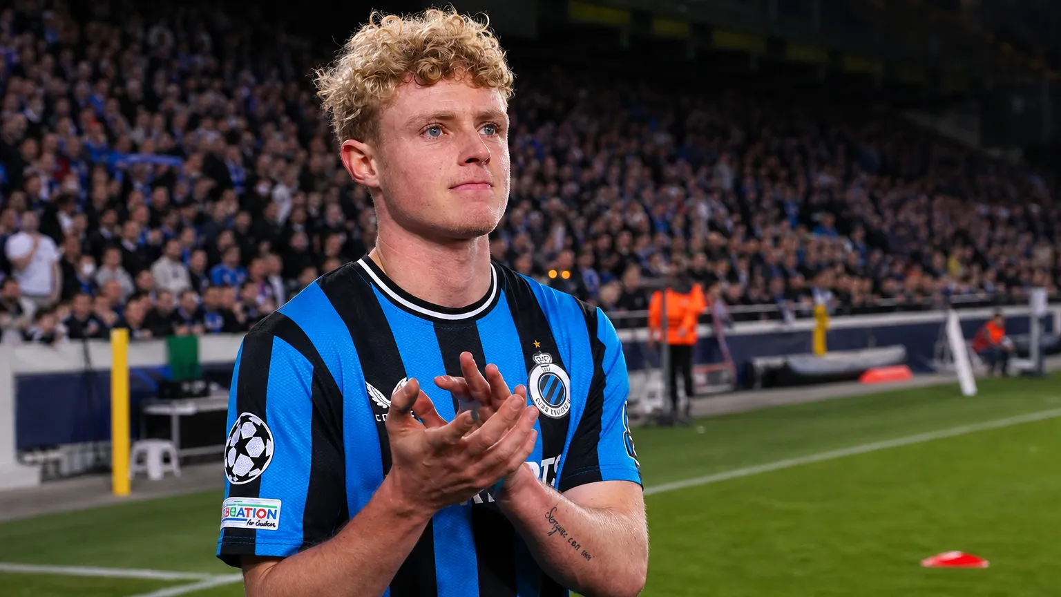 Joaquin Seys van Club Brugge applaudisseert naast het veld.