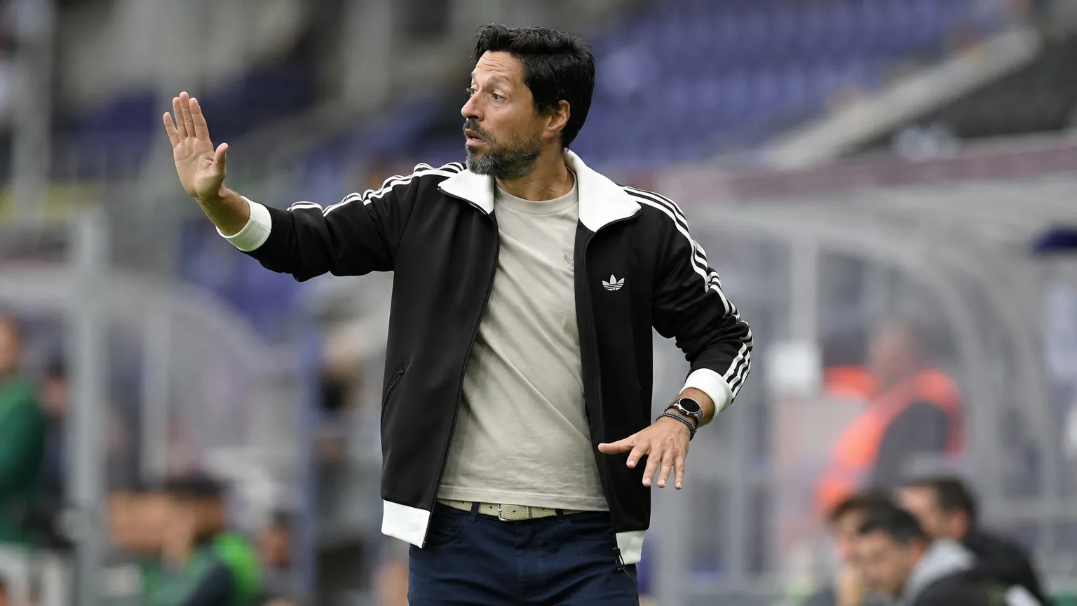 Vitor Bruno in de technische zone langs het veld