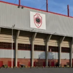 De buitenzijde van de Bosuil met een discreet logo van Royal Antwerp FC.