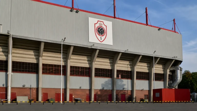 De buitenzijde van de Bosuil met een discreet logo van Royal Antwerp FC.