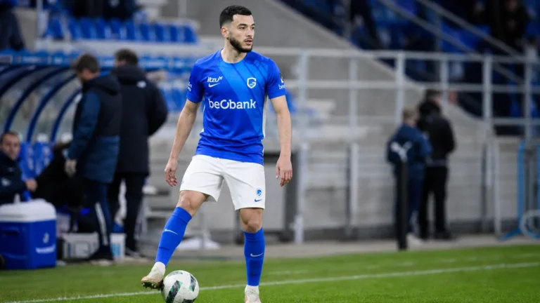 Zakaria El Ouahdi van KRC Genk tijdens een opwarming langs het veld.
