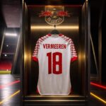Centraal shirt van RB Leipzig met Vermeeren en rugnummer 18 in een futuristische kleedkamer