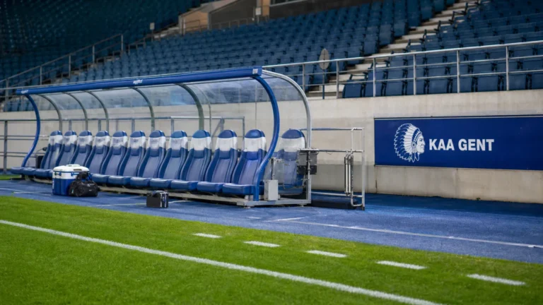 De lege technische zone van KAA Gent naast het veld na een wedstrijd.
