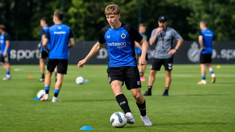 Een trainingsmoment aan het complex van Club Brugge met spelers en staf in de achtergrond.
