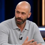 Steven Defour tijdens een voetbalgesprek in een televisiestudio.